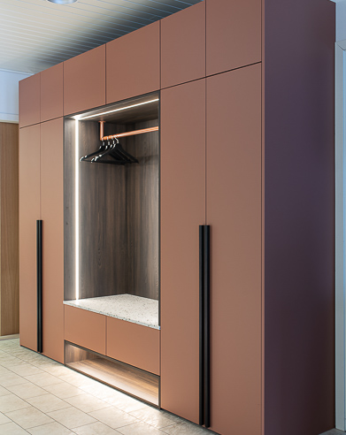 Eteisen kaapisto penkillä helpottaa kenkien pukemista.