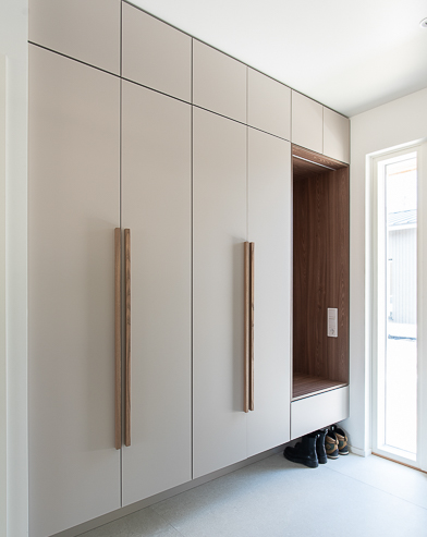 Eteiskalusteet penkillä, korkeus kattoon asti.