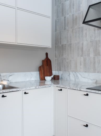 Valkoinen keittiö hienoilla yksityiskohdilla.